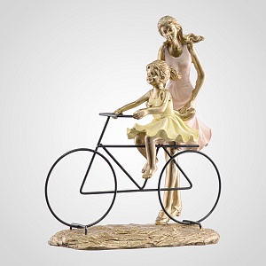Интерьерная статуэтка из полистоуна "Мама с дочкой на велосипеде" 