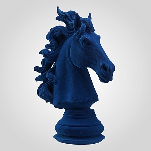 Декоративная шахматная фигурка "Конь" из синей флокированной ткани